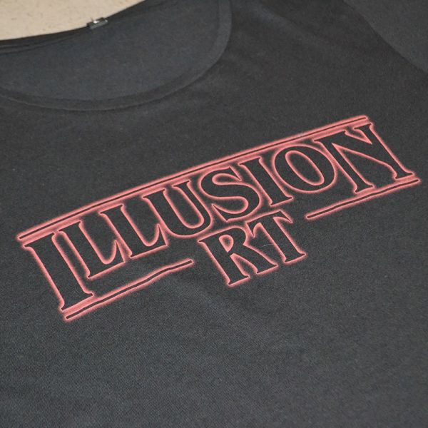 ILLUSION RT T-SHIRT ILLUSION LOGO RED LETTERS 